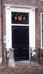 DIA16306 De deur van het voormalige gemeentehuis van Heenvliet; ca. 1993