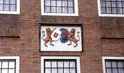 DIA16309 De gevelsteen aan het voormalige gemeentehuis van Heenvliet; ca. 1993