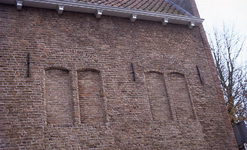 DIA16310 Dichtgemetselde vensters aan de zijkant van het voormalige gemeentehuis van Heenvliet; ca. 1993