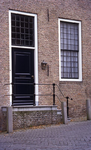 DIA16311 Toegangsdeur aan de zijkant van het voormalige gemeentehuis van Heenvliet; ca. 1993