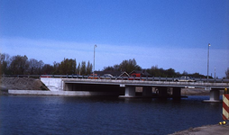 DIA16345 De brug waarmee de Groene Kruisweg over de Bernisse loopt; ca. 1980