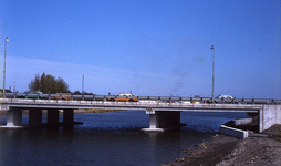 DIA16346 De brug waarmee de Groene Kruisweg over de Bernisse loopt; ca. 1980