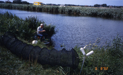 DIA16368 Vissers langs het Kanaal door Voorne; 6 augustus 1992