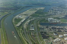 DIA16371 Luchtfoto van de Europoort, het Voedingskanaal en de Chemiehaven. Links Heenvliet en Zwartewaal; ca. 1993