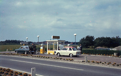 DIA16373 Tankstation van Van Trigt tussen Heenvliet en Geervliet; ca. 1965
