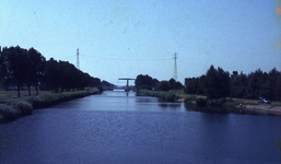 DIA16377 Kanaal door Voorne, gezien vanaf Wieldijk richting het zuiden. De ophaalbrug bij de Groene Kruisweg; ca. 1990