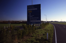 DIA16380 De Groene Kruisweg ter hoogte van Heenvliet, ANWB-bord richting Geervliet, Rotterdam, en Zuidland Abbenbroek; ...