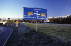 DIA16383 De Stationsweg ter hoogte van het viaduct van de Busbaan, ANWB-bord richting Brielle en Hellevoetsluis, ...