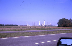 DIA16386 Zicht op de fabriekspijpen van de Europoort vanaf de Groene Kruisweg ter hoogte van Heenvliet; ca. 1999
