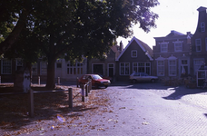 DIA16387 Woningen langs de Markt van Heenvliet, links de 'Zwolse' pomp; ca. 1999