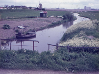 DIA16388 De molen van Heenvliet, gezien vanaf de Toldam over de Bernisse; ca. 1965