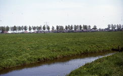 DIA18005 De Meeldijk in Hekelingen, gezien vanaf de Hekelingseweg. Rechts garage Simca van de firma Berwers aan de ...