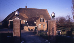 DIA18093 Boerderij Bouwlust aan de Aaldijk bij Hekelingen; ca. 1985