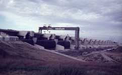 DIA20071 Het complex van spuisluizen van de Haringvlietdam in aanbouw; ca. 1968