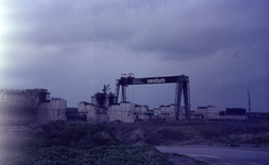 DIA20072 Het complex van spuisluizen van de Haringvlietdam in aanbouw; ca. 1970
