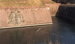 DIA20233 Gedenksteen in het front van Bastion I-II; ca. 1983