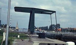 DIA20310 De groene ophaalbrug over het Kanaal door Voorne; ca. 1975