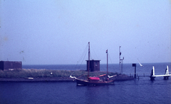 DIA20316 Een zeilboot vaart het Kanaal door Voorne op; ca. 1975