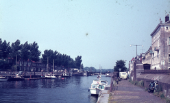 DIA20318 Kijkje op de Westkade, de Haaven en de Oostkade met de waterkering en het Marinehospitaal; ca. 1975