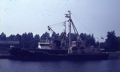 DIA20319 Vissersschip Krammer ligt afgemeerd in het Kanaal door Voorne; ca. 1975