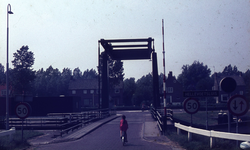 DIA20321 De groene ophaalbrug over het Kanaal door Voorne; ca. 1975