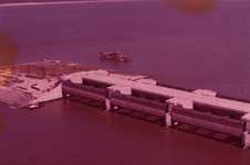 DIA20359 Aanleg van de Haringvlietdam, luchtfoto van het spuisluizencomplex in het water; 1970