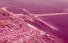 DIA20361 Aanleg van de Haringvlietdam. De havens van Stellendam; 1970