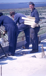 DIA20366 Bezoek aan de Haringvlietdam in aanbouw. Werklieden op de bouwplaats op het werkeiland; ca. 1963