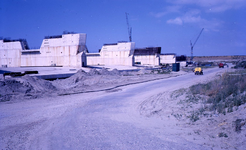 DIA20369 Bezoek aan de Haringvlietdam in aanbouw. De pijlers van het spuisluizencomplex in aanbouw; ca. 1963
