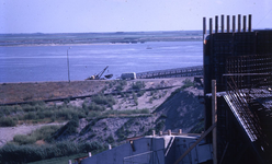 DIA20370 Bezoek aan de Haringvlietdam in aanbouw. Het spuisluizencomplex in aanbouw; ca. 1963