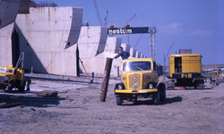 DIA20372 Bezoek aan de Haringvlietdam in aanbouw. De pijlers van het spuisluizencomplex in aanbouw; ca. 1963