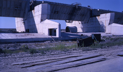 DIA20374 Bezoek aan de Haringvlietdam in aanbouw. De pijlers van het spuisluizencomplex in aanbouw; ca. 1963