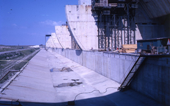 DIA20386 Bezoek aan de Haringvlietdam in aanbouw. Het spuisluizencomplex in aanbouw; ca. 1963