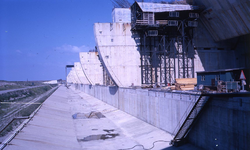 DIA20387 Bezoek aan de Haringvlietdam in aanbouw. Het spuisluizencomplex in aanbouw; ca. 1963