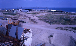 DIA20388 Bezoek aan de Haringvlietdam in aanbouw. Het bouwterrein op het Werkeiland; ca. 1963