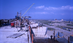 DIA20389 Bezoek aan de Haringvlietdam in aanbouw. Het spuisluizencomplex in aanbouw; ca. 1963