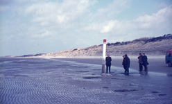 DIA30049 R. Haverkamp, hoofd Technische Dienst van het Waterschap De Brielse Dijkring, inspecteert de voortgang van de ...