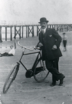 DIA30109 Pleun de Man met een fiets bij het steiger op het strand; ca. 1935