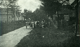DIA30131 Kijkje op een straatje met enkele kinderen bij de hondenkar van de petrolieboer; 1925