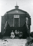 DIA30134 Enkele dames zitten op de trappen van Koepel Zeeburg; ca. 1925