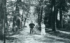DIA30261 Een echtpaar met een kinderwagen in het bos; ca. 1920