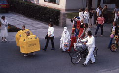 DIA30513 De jaarlijkse lampionnenoptocht van Oostvoorne: kinderen verkleed als glasbak; 12 augustus 1981