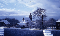 DIA30522 De kerk van Oostvoorne in de sneeuw, gezien vanaf de burght; ca. 1973