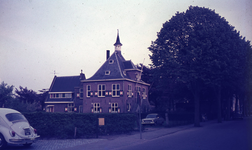 DIA30528 Het gemeentehuis aan de Hoflaan in Oostvoorne; ca. 1973