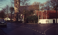 DIA30556 Het Kerkplein met de kerk van Oostvoorne; ca. 1973