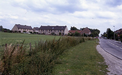 DIA35044 Woningen langs de Dorpsweg en de Dr. J.M. den Uylstraat; ca. 1993