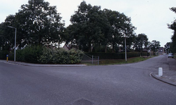 DIA35055 Kruising van de Leuneweg en de Eeweg. Op de achtergrond de begraafplaats; ca. 1993