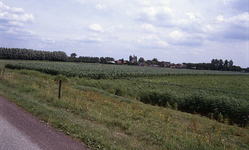DIA35084 Landelijk gezicht op het dorp vanaf de Molendijk; ca. 1993