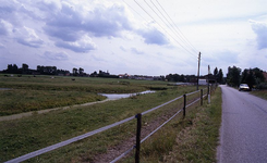 DIA35087 Landelijk gezicht op het dorp vanaf de Molendijk; ca. 1993