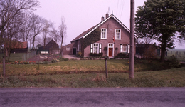 DIA36011 Kijkje op een boerderij langs de Molendijk; 1979
